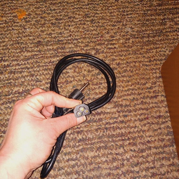 Random cords 1 hdmi long. 1 short hdmi cord. Rca cables.3 circle port. Aux - usb - Picture 4 of 7